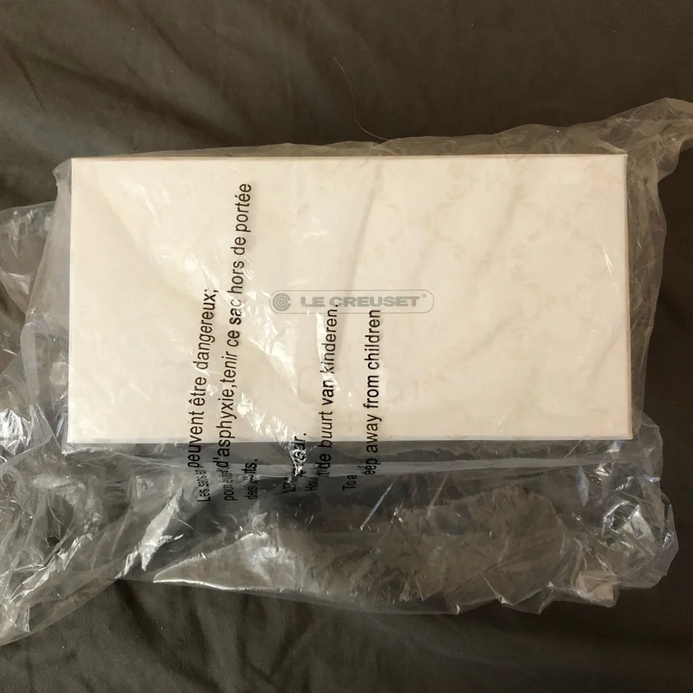 NEW Le Creuset Petite Ramekin Set of 2 Heart shaped Pearlized White with Tray - Picture 12 of 13